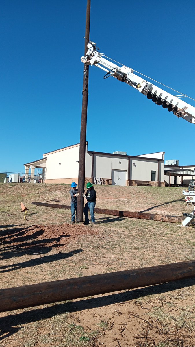 WTCcampusnews's tweet image. ⚡️ Watch our Electric Lineworker students in action as they change out poles with a helping hand from Big Country Electric Cooperative yesterday! 💪 Teamwork, skill, and power in action. 🔧👷‍♂️ #FutureLineworkers #HandsOnLearning #PoweringUp #WesternTexasCollege #GoWesterners