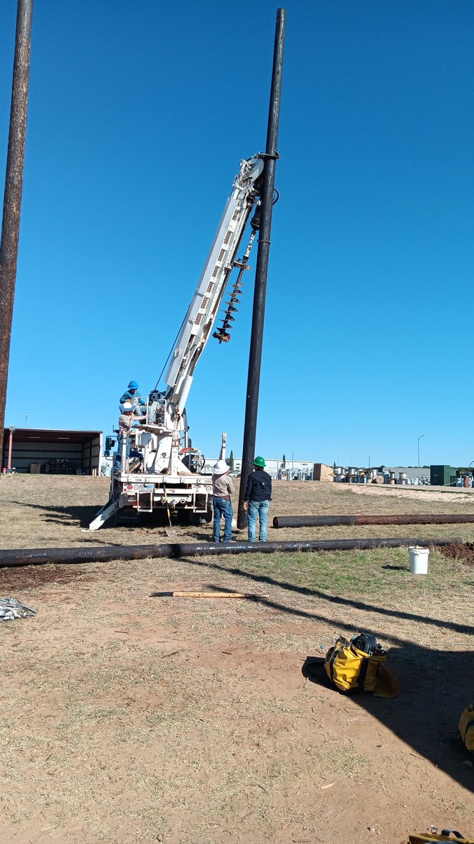 WTCcampusnews's tweet image. ⚡️ Watch our Electric Lineworker students in action as they change out poles with a helping hand from Big Country Electric Cooperative yesterday! 💪 Teamwork, skill, and power in action. 🔧👷‍♂️ #FutureLineworkers #HandsOnLearning #PoweringUp #WesternTexasCollege #GoWesterners