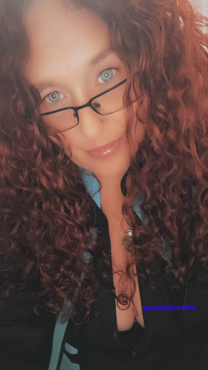 Dressing up as Velma for Halloween 🎃 but can’t get the wig on due to having too much hair 😂😂 Friday is geek day 🖤🖤