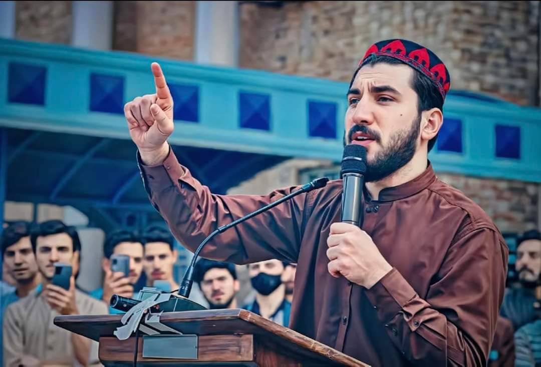 ګران مشر ته دې کلیزه ډیره زیات مبارک وي. دی صرف د ځان لپاره نه بلکې د میلیونونو نورو انسانانو لپاره ژوند کوي. رب دې راته تر ډیره ژوندی لره او له هر شر په امان شې.
