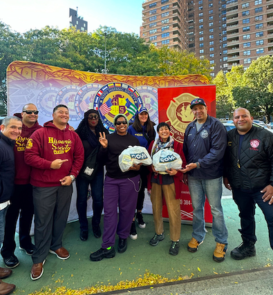 GoyaFoods's tweet image. To close out #HispanicHeritageMonth, we partnered with the New York Police Department and the New York Fire Department Hispanic Society, to donate and distribute 20,000 pounds of food to over 1,000 families in need. At the event, NYPD officers and FDNY firefighters volunteered to…