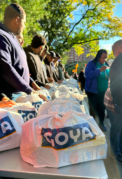 GoyaFoods's tweet image. To close out #HispanicHeritageMonth, we partnered with the New York Police Department and the New York Fire Department Hispanic Society, to donate and distribute 20,000 pounds of food to over 1,000 families in need. At the event, NYPD officers and FDNY firefighters volunteered to…