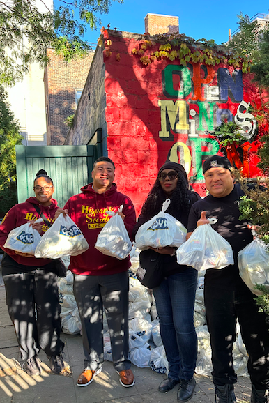 GoyaFoods's tweet image. To close out #HispanicHeritageMonth, we partnered with the New York Police Department and the New York Fire Department Hispanic Society, to donate and distribute 20,000 pounds of food to over 1,000 families in need. At the event, NYPD officers and FDNY firefighters volunteered to…