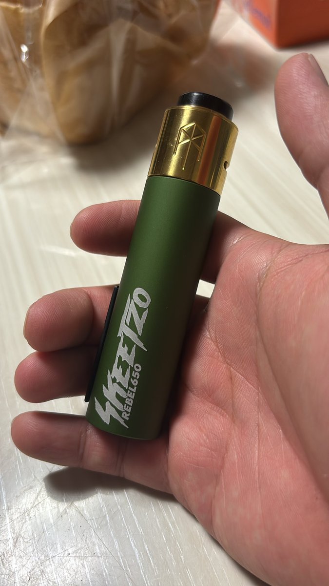 vapeing_chell's tweet photo. どっちが良い???
あ、久々にメカ買いました。
中々良いです🙆
#tubemod https://t.co/YWOqllTWp3