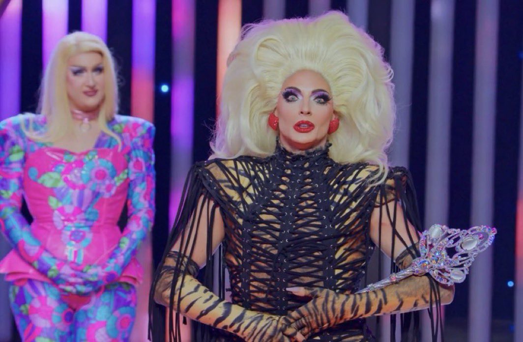 sedderaside's tweet photo. season 5 is now the first season to win FOUR crowns!! https://t.co/Sz67v6V4DM