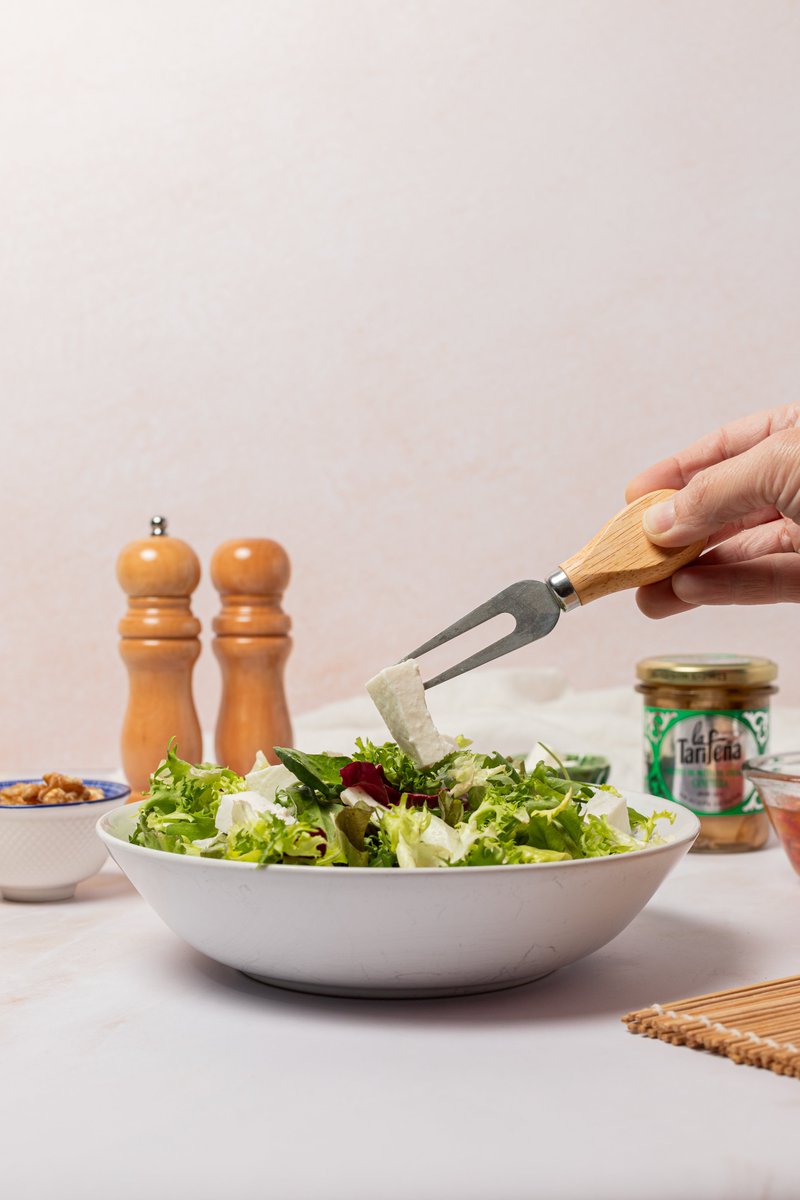 🐟🤝🏼 El sabor de lo artesanal | Elaboramos nuestras conservas de manera totalmente artesanal y sin productos químicos, confiando únicamente en la habilidad y destreza de nuestras operarias.

•••

#conserveradetarifa #tradicion #valorartesano #productolocal #latarifeña