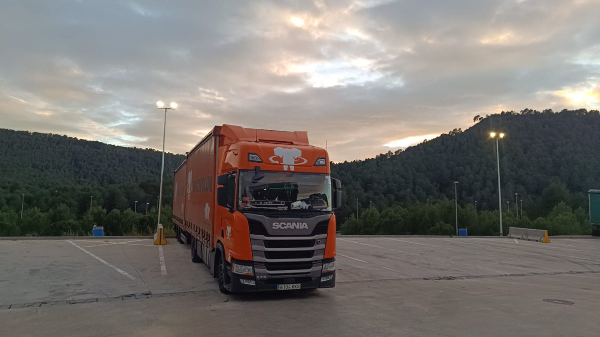 FortSumterEs's tweet photo. Descanso de #Juanjo8104KKS #catalunya #A2 #Maxivolum #enruta #rainydays #happyweekend 

#Maxivolum #logística #transporte #almacenamiento #internacional #solucionesamedida #qualityservices #internationalfreightforwarders https://t.co/9zPsCJZTC4