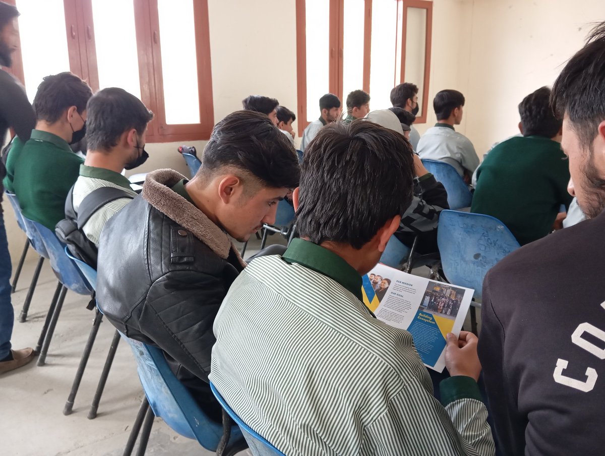 SDATecHub's tweet image. Tech Trail: Guiding Youth to Innovation&quot;

Today on 25 October 2024 we continue our journey with the second Tech Trail event at Shaheen College, Danyore! Eager students gathered to explore the ever-expanding world of technology. 

#techtrail #session2 #shaheenschool  #sdatechhub