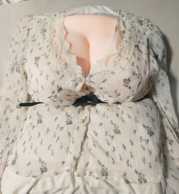 チチフエタロケットちゃん、着衣の良さをお伝えしたく試行錯誤…
かわい〜!と思って買ったはいいが全然着てなかった服が役に立った🤤 