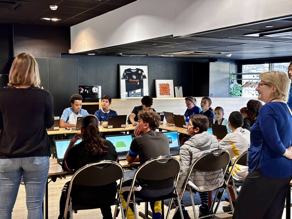 OrangePACA's tweet photo. 👋 Dernière journée de la semaine 1️⃣ de l’#OVSchool avec #ITJumpEducation, startup accompagnée par le dispositif #FemmesEntrepreneuses @Orange_France 

👉 Découvrir l’impact carbone du numérique et créer son jeu de ramassage de déchets ➡️ développer la responsabilité et engager les enfants pour soigner notre planète 🌍♻️

#ForGoodConnections