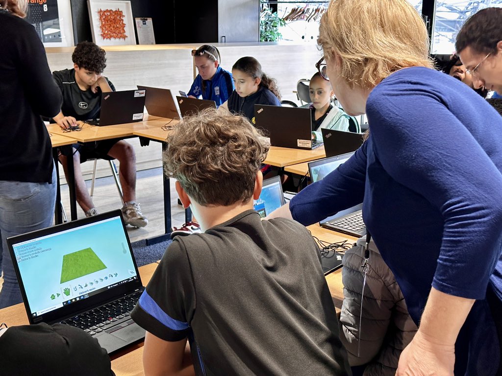 OrangePACA's tweet photo. 👋 Dernière journée de la semaine 1️⃣ de l’#OVSchool avec #ITJumpEducation, startup accompagnée par le dispositif #FemmesEntrepreneuses @Orange_France 

👉 Découvrir l’impact carbone du numérique et créer son jeu de ramassage de déchets ➡️ développer la responsabilité et engager les enfants pour soigner notre planète 🌍♻️

#ForGoodConnections
