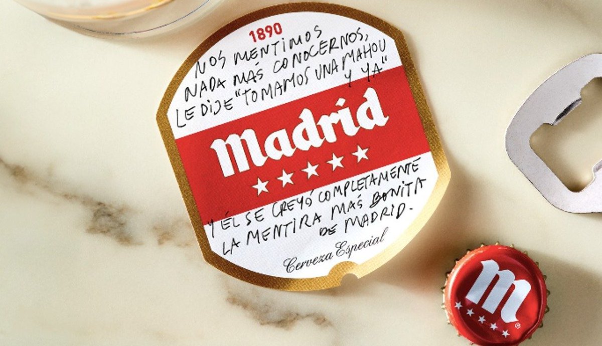 MahouSanMiguel's tweet photo. 🏆  ¡La campaña 'Etiquetas' de @mahou_es, elegida Mejor Campaña Regional en los Premios Eficacia 2024! @PremiosEficacia

Esta campaña destacó la esencia de Madrid a través de microrrelatos en las etiquetas de nuestras botellas. 

¿Te acuerdas de ella? 💭 https://t.co/IUkt1s0NMP