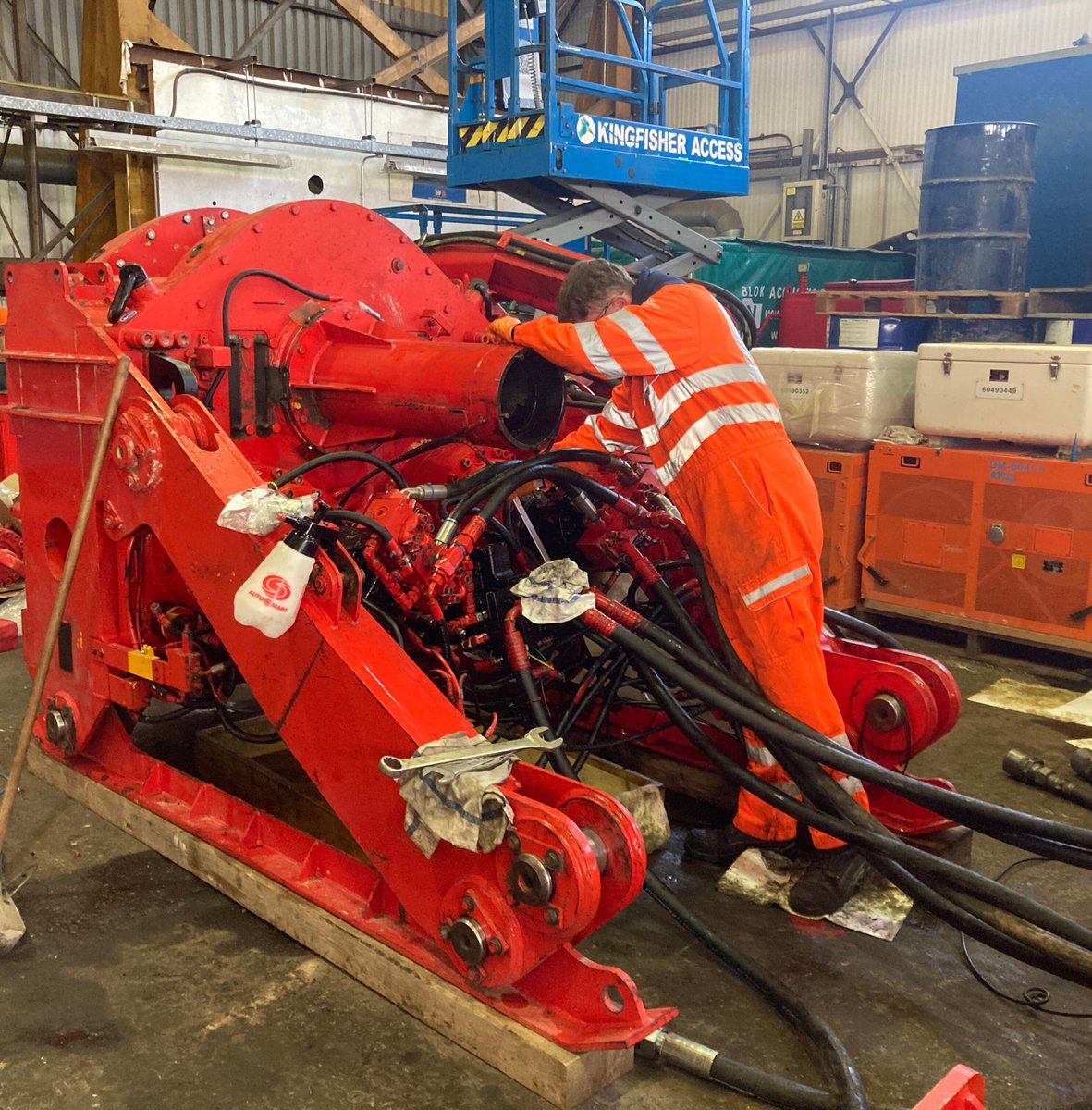 bachysoletanche's tweet photo. Take a look below to see the work within our Plant Yard team!

- The BG36, SF65 and BG30 dispatched for HS2
- Our apprentice installing new hydraulic motors to the Eurodrill head for the BG46
- One of our Hydraulic grab bodies refurbished

🔗 Read more: https://t.co/B2YwwoYWOf https://t.co/8uBnnWoMyk