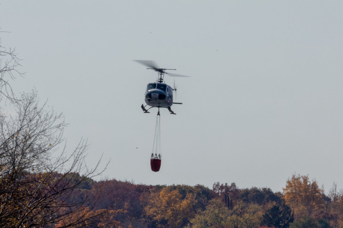 danbutler_55's tweet photo. Bucket closeups & the Maine Forest Services joined the battle against the #hawthornefire in Berlin CT yesterday. @NBCConnecticut @FOX61News @WTNH @WFSBnews https://t.co/nkiAGNZiVw