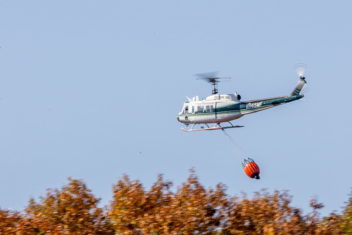danbutler_55's tweet photo. Bucket closeups & the Maine Forest Services joined the battle against the #hawthornefire in Berlin CT yesterday. @NBCConnecticut @FOX61News @WTNH @WFSBnews https://t.co/nkiAGNZiVw