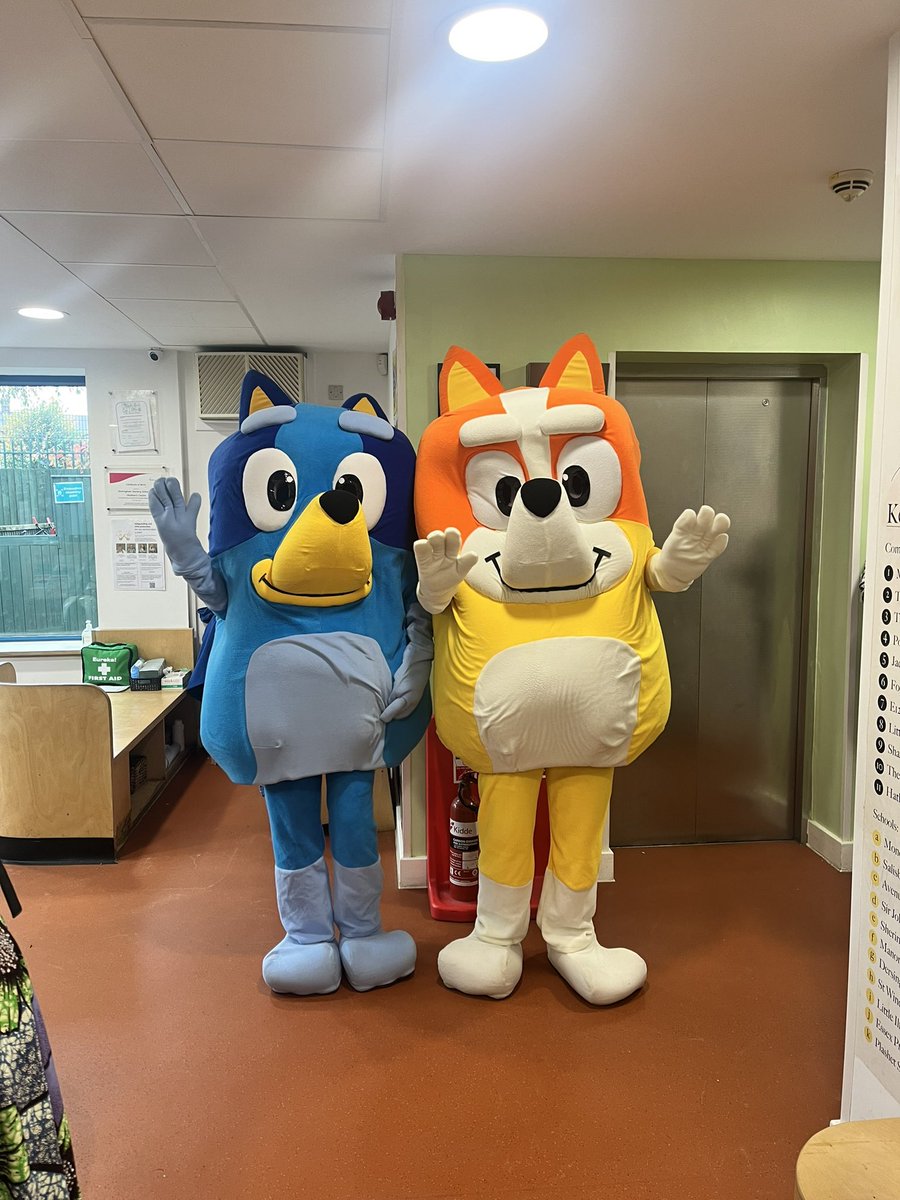 We are now open and we have our first visitors of the day here for our Community Day and launch of the Family Hub! 
<a href="/lindseyfrostie/">Lindsey</a> 
<a href="/NewhamLondon/">Newham London 💙</a>