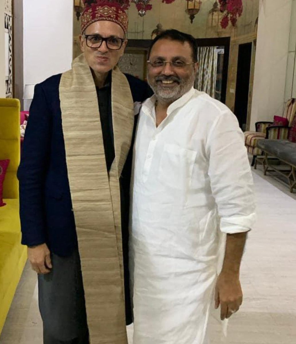 नेताओं के चक्कर में आपसी भाई चारा मत खोएं,
नेता सब एक ही थैली के चट्टे बट्टे हैं,

हमको आपको धर्म के नाम पर लड़ाकर खुद मौज करते हैं,
कोई नेता देश या समाज की सेवा करने नहीं आया है,
सब सिर्फ मौज का मेवा खाने आए हैं,

इन सभी के बच्चे विलायत में पढ़ रहे हैं,
उनका भविष्य सेट है,

आप