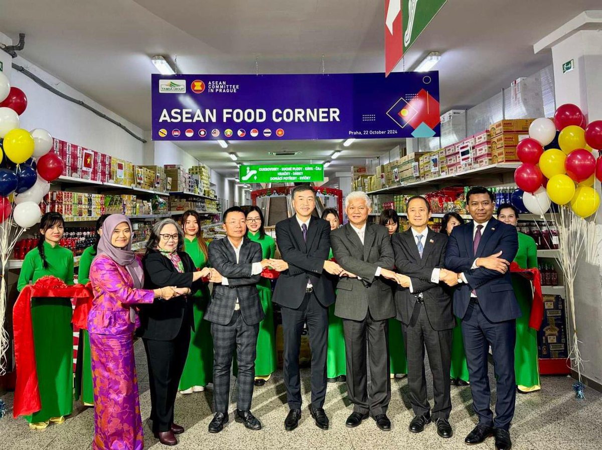 MYEmbPrague's tweet photo. On 22nd October 2024 saw the opening of the ASEAN Food Corner 2024 in TAMDA FOOD PRAHA. The ceremony began with the Chair of ASEAN Committee in Prague, H.E. Mr. Duong Hoai Nam, delivering his opening remarks, followed by a ribbon-cutting by ASEAN Head of Missions and the CEO of https://t.co/jbuTirE4vL