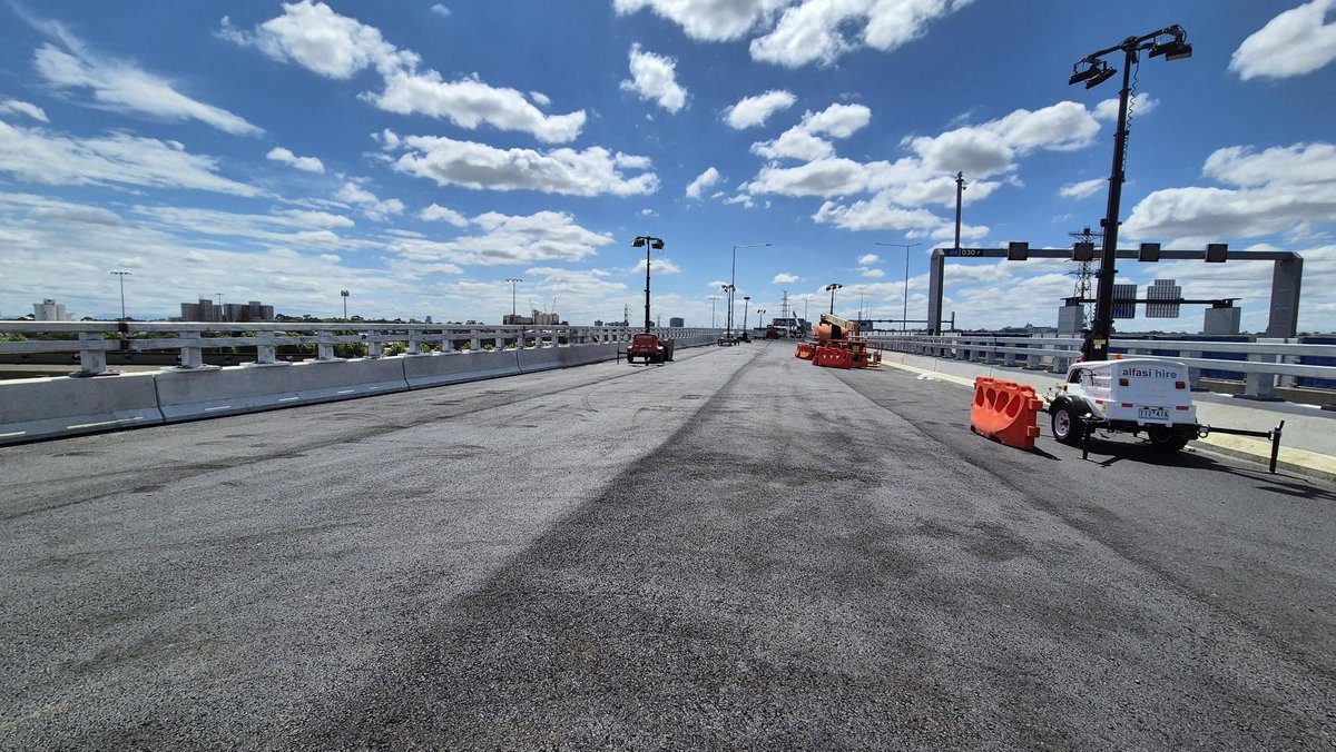 Notice the new ramp being connected into CityLink?

You’ll spot it when entering CityLink from Footscray Road airport-bound.

Built as a new connection on the West Gate Tunnel Project, this extended merging point will offer a easier journey for motorists.