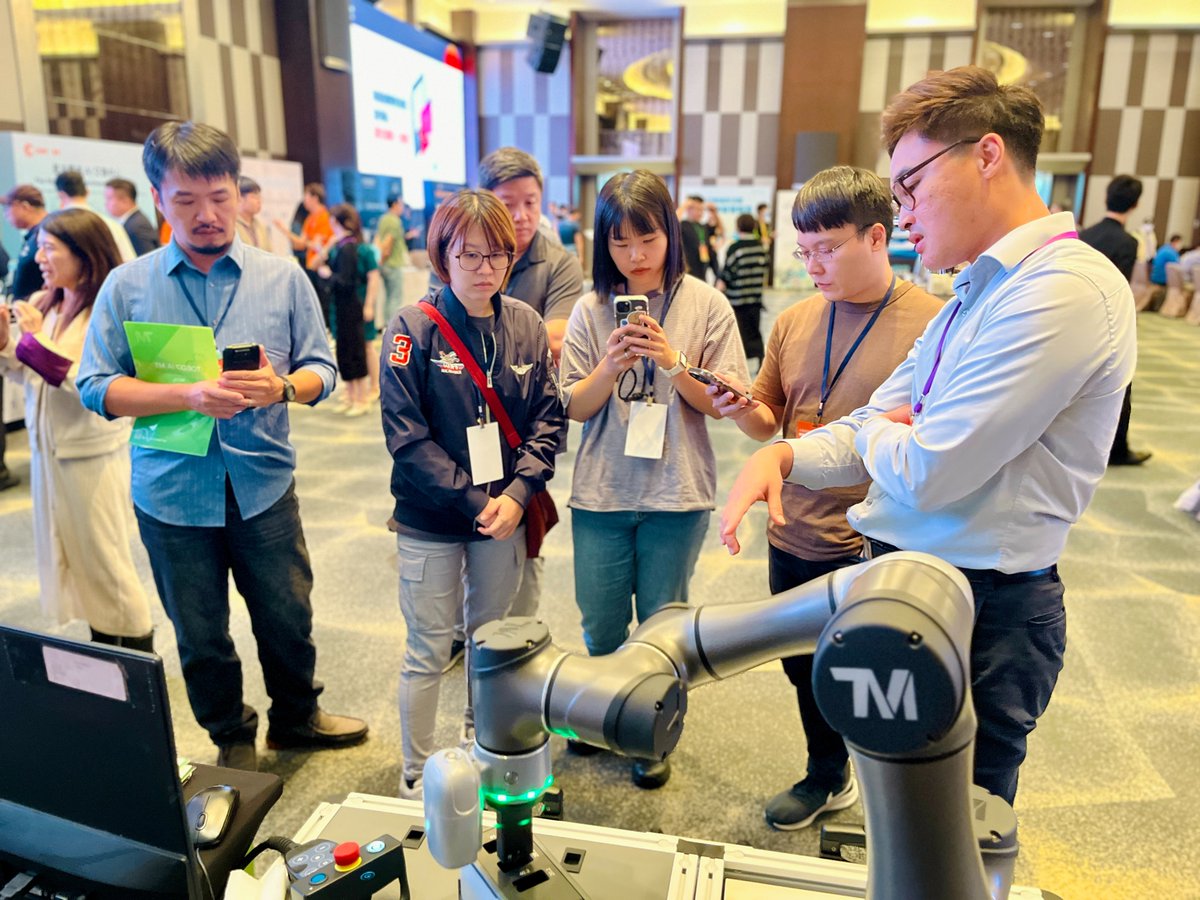 techmanrobot's tweet photo. 🤖駕馭智動化的未來製造 🌐🤖
2024年秋季智慧工廠論壇圓滿落幕！✨
感謝所有與會者的熱情參與，達明機器人於論壇中的演講「AI Cobot—未來就在眼前」引發了熱烈回應！

我們將持續推動自動化升級，共創製造業新未來！
#TM #tmrobot #techmanrobot #AI #TMAICOBOT #digitimes #dforum https://t.co/aZEIIxnt6w