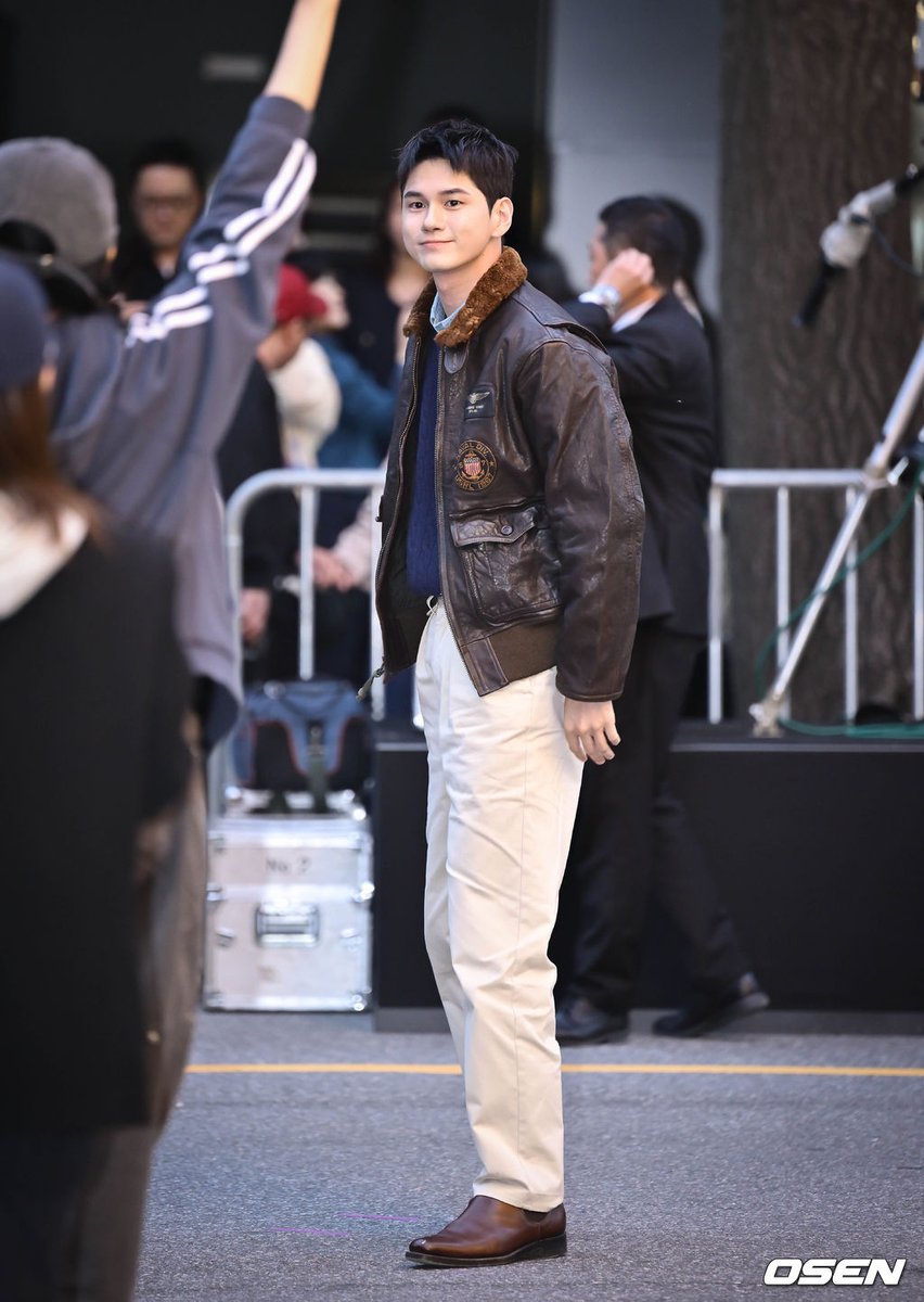 [사진]옹성우, '멀리서도 눈에 띄는 남자' (출처 : 네이버 연예) naver.me/xcnXVk8F