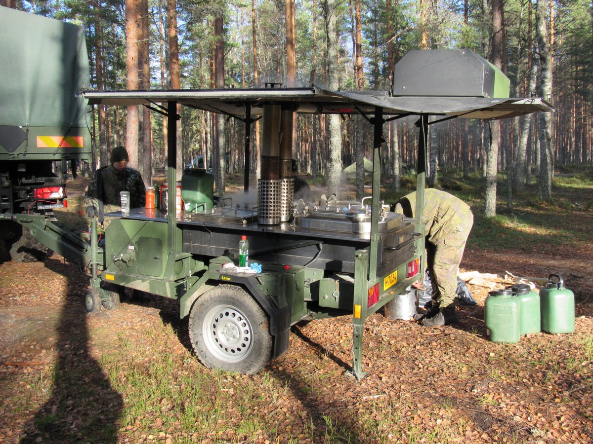 MaasotaK's tweet photo. Tykistökoulun ampumaharjoitus Niinisalossa on päättynyt tänään, ja harjoitusjoukot ovat aloittaneet paluumarssit kotivaruskuntiinsa. Harjoitukseen osallistui noin 1500 henkilöä ja 250 ajoneuvoa. Mukana olivat Maasotakoulu, Porin prikaati ja Panssariprikaati.
#TYKK #KOULKESK https://t.co/ZZAZsFX8mw