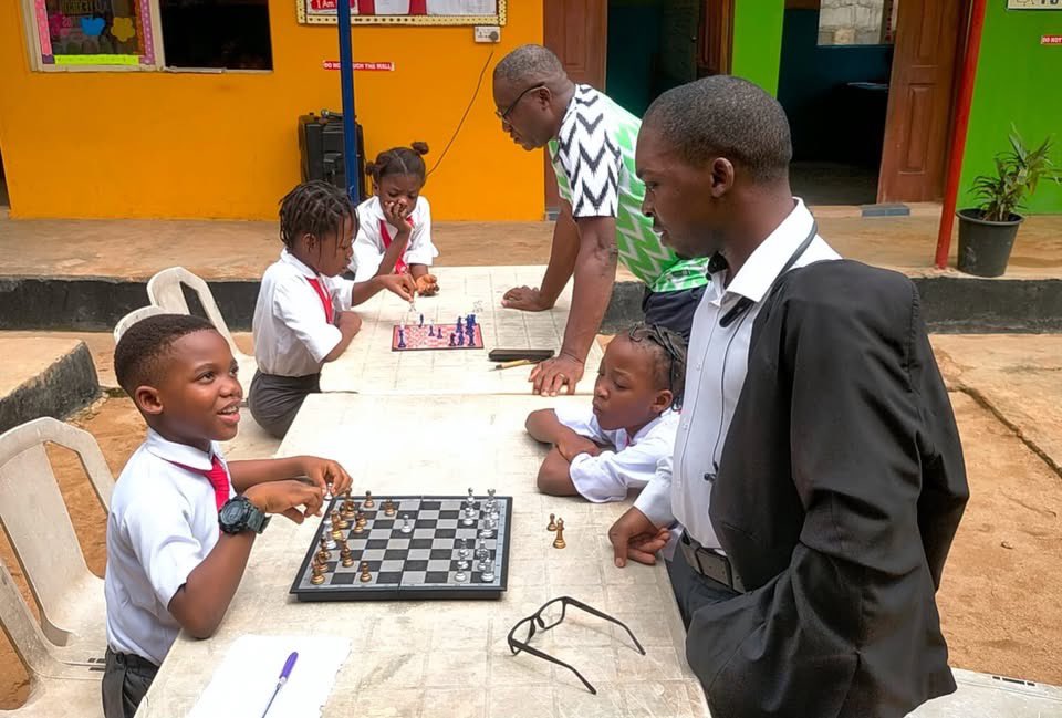 Csap_Chess's tweet image. Our Director is having a great time and exhibition with these young lads at Mitfort school in preparation for the 4th CSAP CHESS TOURNAMENT 

They all had there opportunity with our Leader

#Csapchess  #Chess