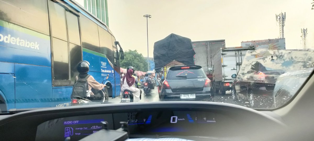 afdhalt_icc's tweet photo. @DishubBekasi Pak dishub tolong didepan pintu tol timur bus dan angkot jgn ngetem terlalu lama bikin macet atu pak https://t.co/PNBzf63OwA