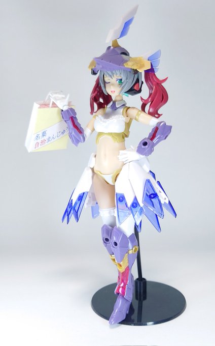 自治まんじゅう持たせるだけで一瞬でコスプレみたいになる 