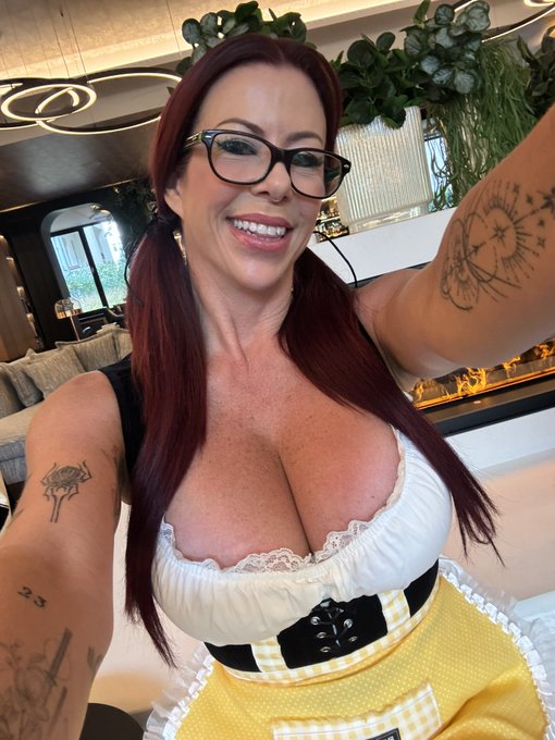 Signing 12-4 @venusberlinoff @Brazzers booth ! https://t.co/n1K0i9MEJO