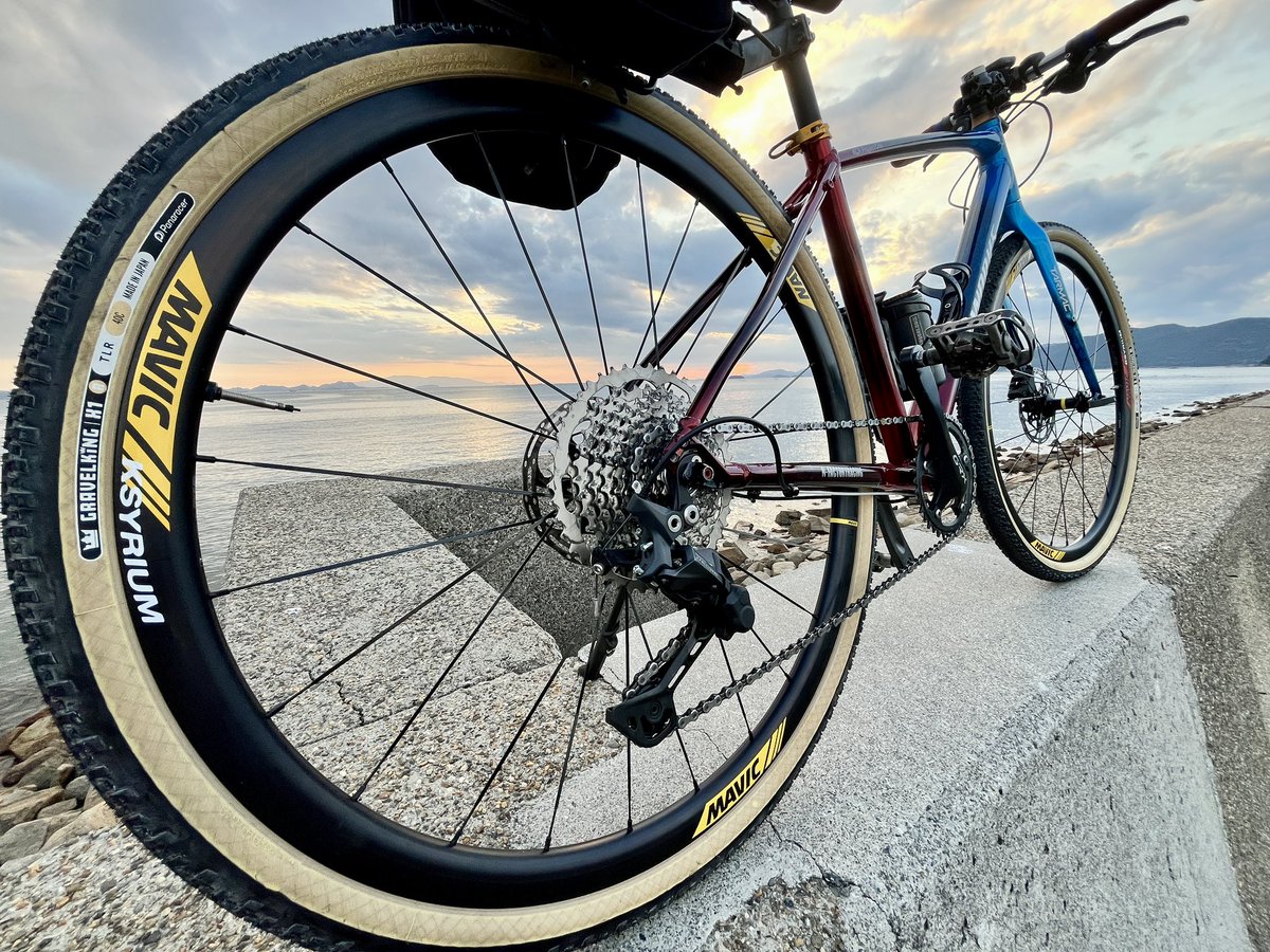 Madone5Revolver's tweet photo. フルクラムからマビックホイールに換装♪
タイヤは新作グラベルキングX1 チューブレス
自作ステッカーは分かる人には分かるSSRデザインMAVIC
NAVIC⁉︎
#ナビック
#なかやんワークス
#唯一無二作品
#mavicksyrium https://t.co/OCCScMCvJJ
