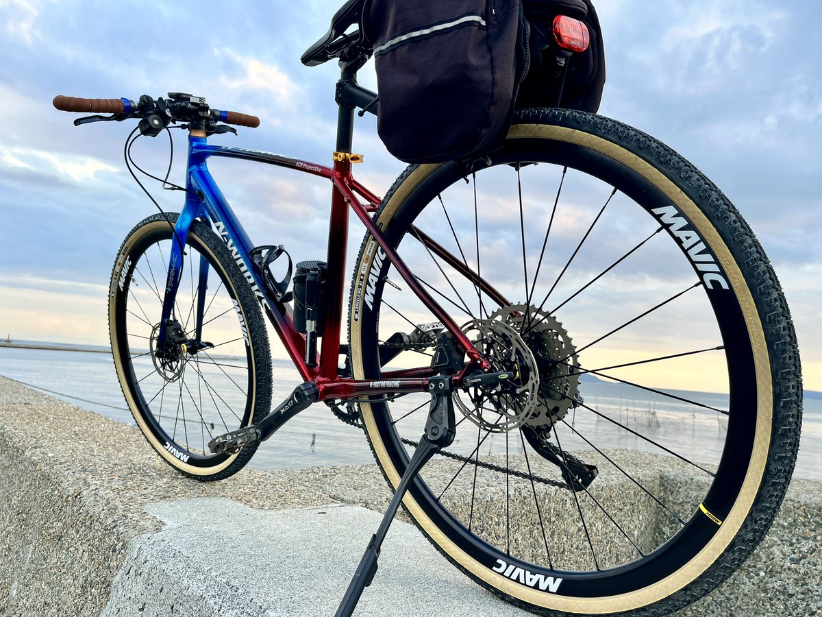 Madone5Revolver's tweet photo. フルクラムからマビックホイールに換装♪
タイヤは新作グラベルキングX1 チューブレス
自作ステッカーは分かる人には分かるSSRデザインMAVIC
NAVIC⁉︎
#ナビック
#なかやんワークス
#唯一無二作品
#mavicksyrium https://t.co/OCCScMCvJJ