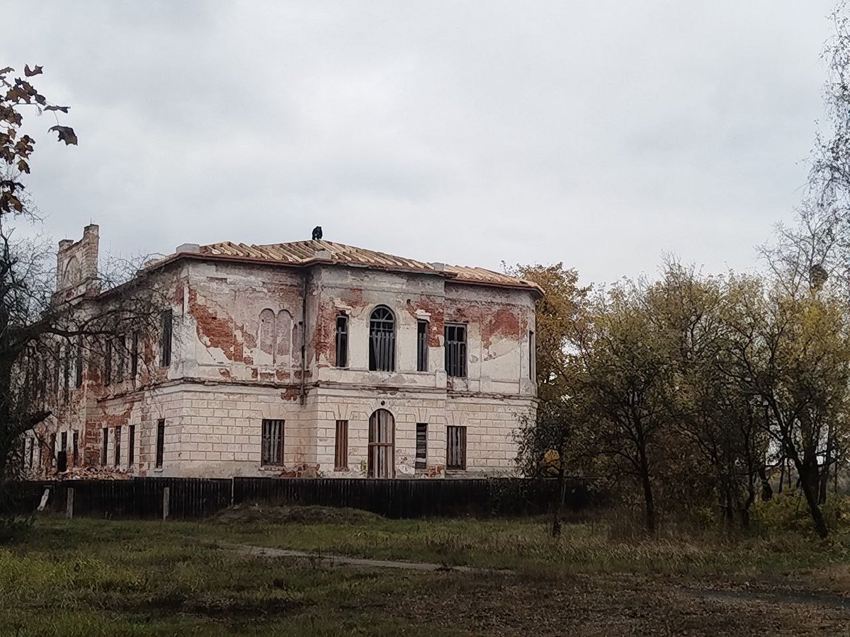 Крок за крокам, цаглінка за цаглінкаю, доштачка за доштачкай

І ў Нараўлянскім Палацы расце дах

Ўжо страпілка вымалеўваецца