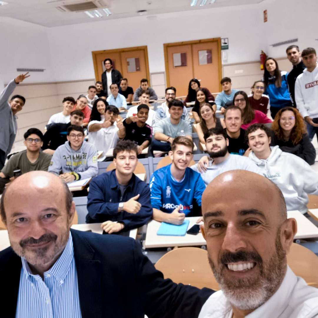 RealJaenCF's tweet photo. ℹ Nuestro presidente en funciones y CEO de AM System, Sebastián Moya, ha impartido esta semana una charla a 35 alumnos del Grado “Ingeniería en Organización Industrial” que serán invitados por el club al partido de mañana contra el Torre del Mar 💻

🗣 Moya habló sobre su experiencia profesional, la evolución de su empresa y del proyecto a medio largo plazo del Real Jaén CF 

#RealJaen