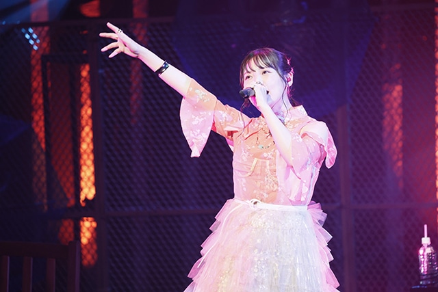 JELEEが青い光に照らされて輝く日 『夜のクラゲは泳げない