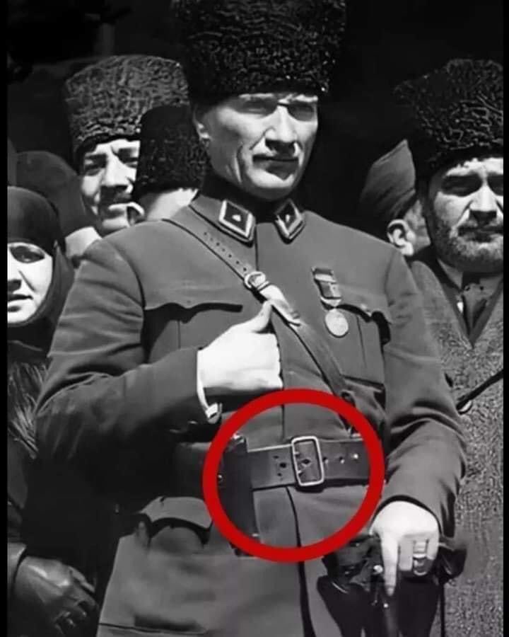 Bir çok fotoğrafı var ama beni en çok etkileyen bu fotoğraf. 
Tek delikli kemerin tokası değiştirilmiş, çift delik yapılmış.

80 küsür sene önce tenis maçı izlerken, yüzerken, sahilde kumda otururken, kürek çekerken, at binerken, konser izlerken, zeybek oynarken, dans ederken,