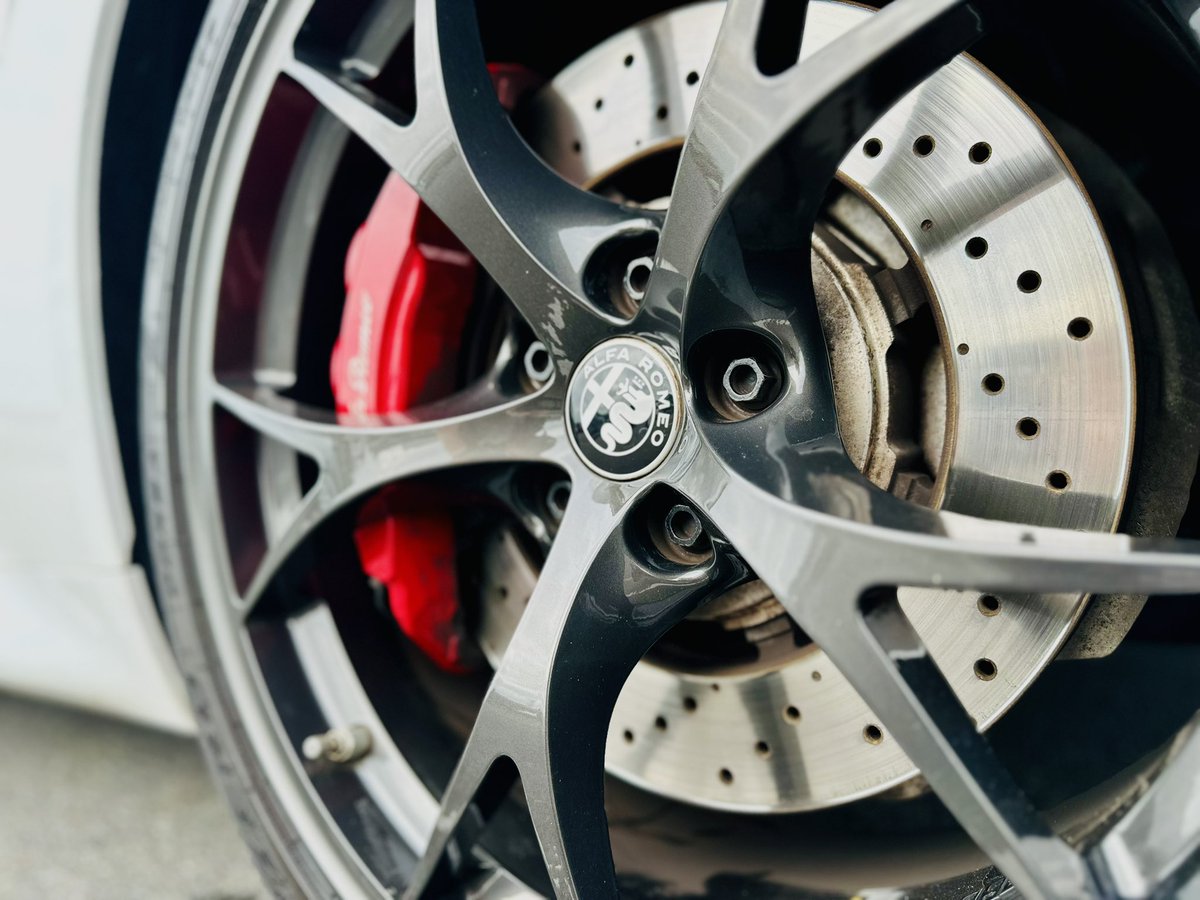 911_sl_35's tweet photo. アルファロメオ ジュリア クアドリフォリオ カルボニオ 50台限定車入荷しました♪

510ps、0-100km/h加速3.9秒、
最高速307km/h https://t.co/hsH1NPPnIS