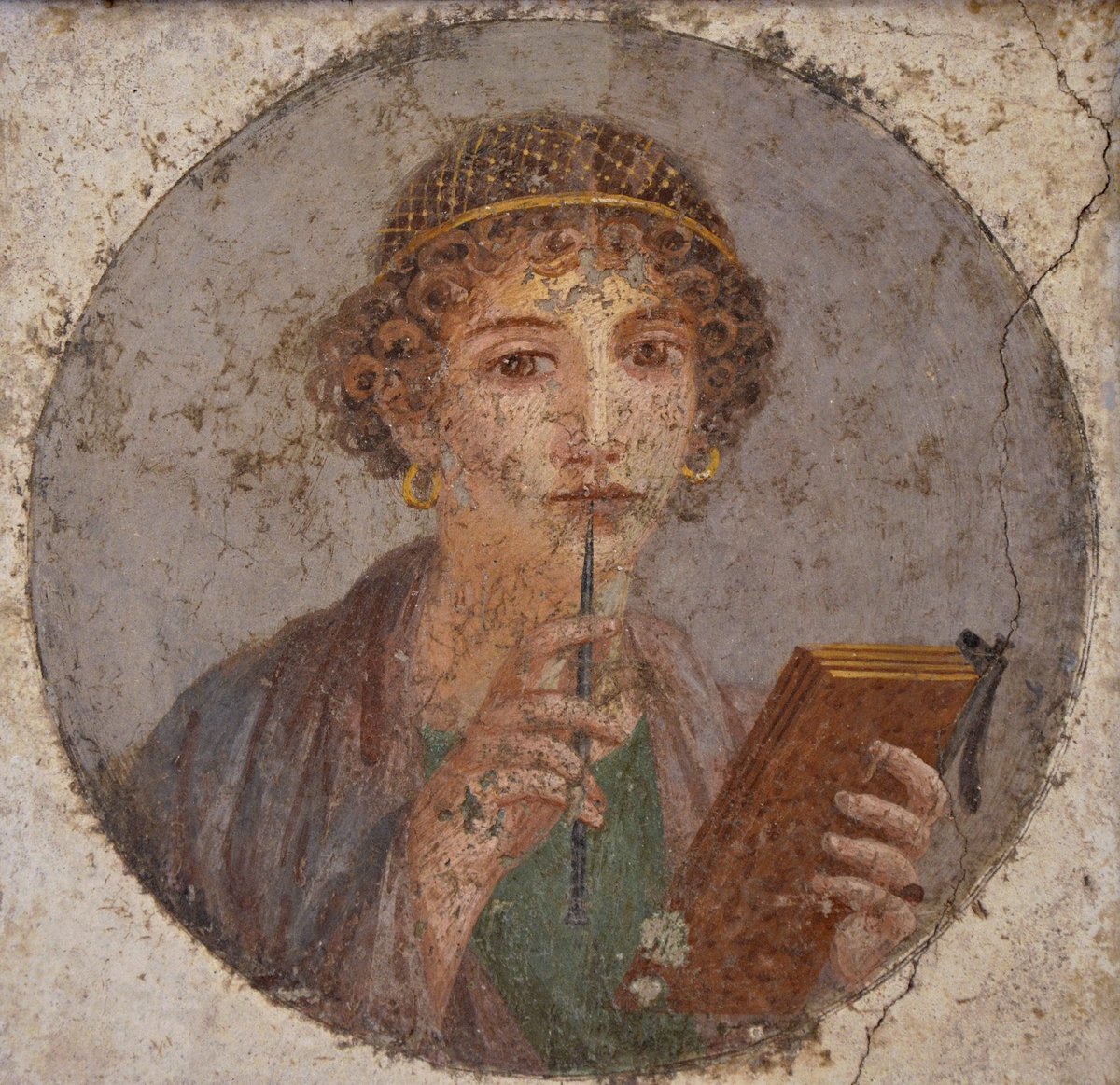 p_historians's tweet image. #FrescoFriday
The so-called Sappho fresco shows a young woman pensively holding stylus and wax tablet while gazing at the viewer. Besides these striking accessories, the fact of the portrait’s existence, the golden filament hairnet and earrings suggest a comfortable life.