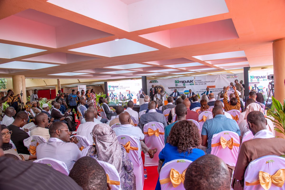 RwandainSenegal's tweet image. l&apos;Amb. @JPKarabaranga a participé à la cérémonie officielle de lancement de la 32e édition de la #FIDAK au C.I.C.E.S ,où le Rwanda est le pays invité d&apos;honneur. 

Cet événement a rassemblé des membres éminents du corps diplomatique ainsi que de nombreuses hautes personnalités…