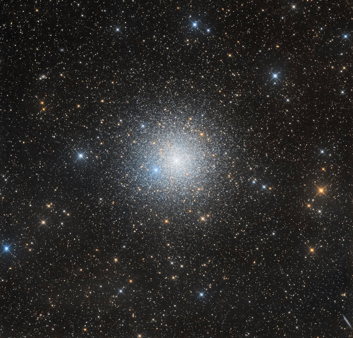 Nasa_APOTD's tweet photo. Astronomy Picture of the Day: 
Globular Star Cluster NGC 6752
More infos here: https://t.co/cdLIjO7Pvv https://t.co/fhlKZPMGpY
