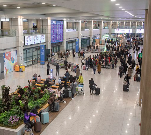 AboutMusicYT's tweet photo. Incheon Airport will open a separate entrance for celebrities, to avoid big gathering and safety concerns. https://t.co/xsYQsFuAz9