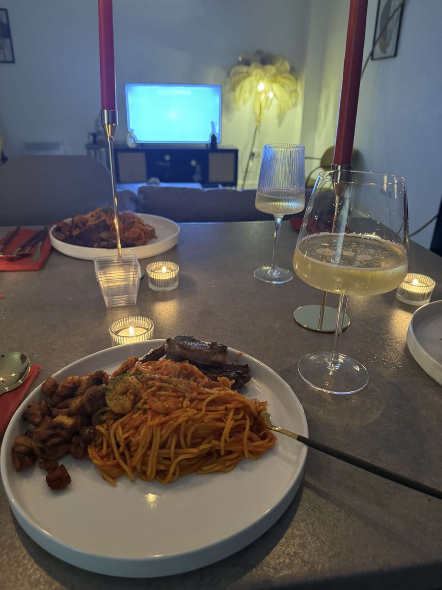 RTbyRih's tweet photo. Customer Cam!!!!
Client in the UK had a dinner party with our Wine glasses and Flat White Cake plates😍😍
Please send a Dm to place order.
#setthetableright 🍽
#rustictreasures #dinnerware
@_DammyB_ https://t.co/x1fGmkFAYh