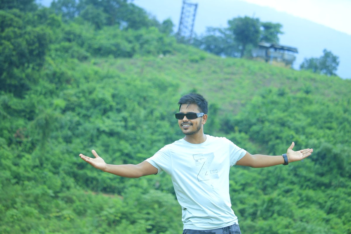 shawon9290's tweet photo. Senorita, This is @iamsrk pose. #Bangladesh https://t.co/8j6AxTOT1z