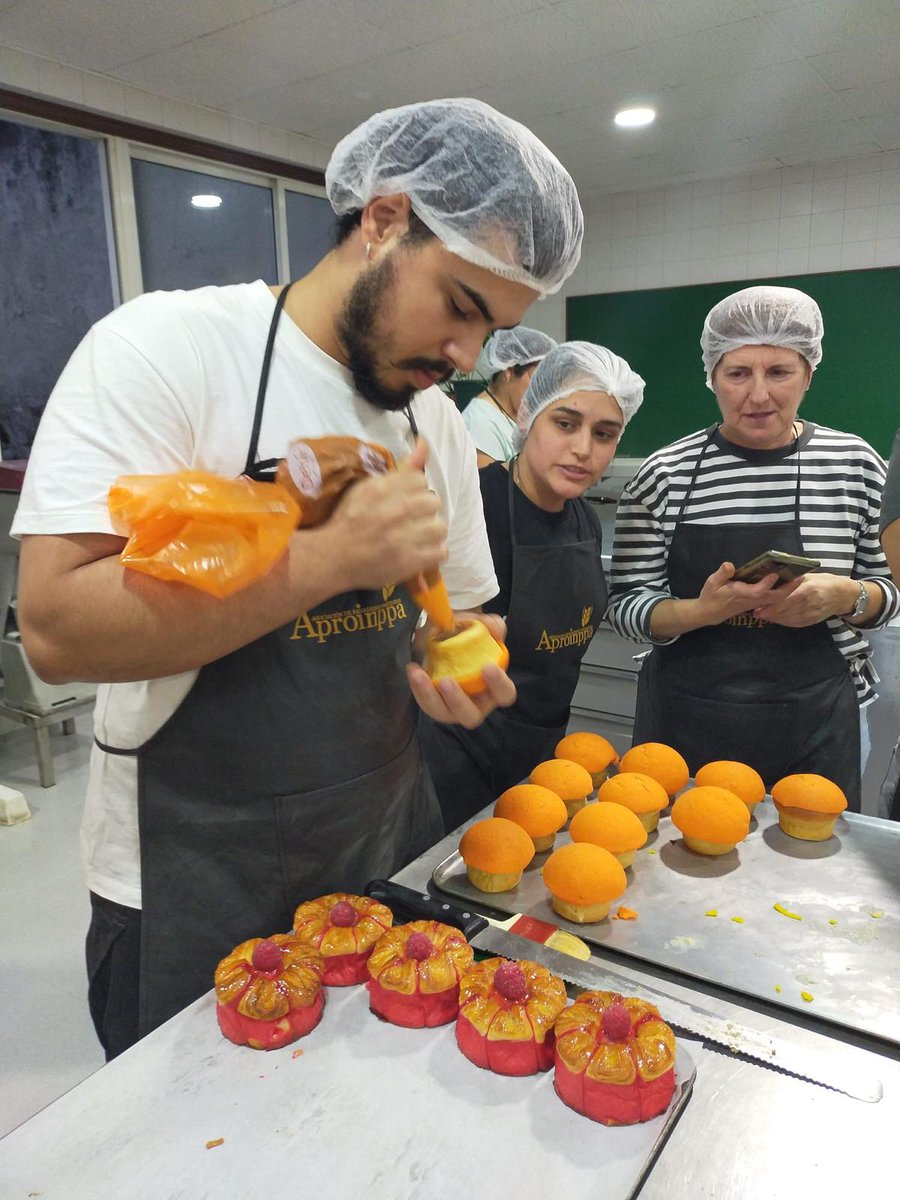 ¡Mira qué maravillas han creado nuestros alumnos en el curso de Bollería Hojaldrada y Brioche! 📷 Del 21 al 24 de octubre, aprendieron a dominar diferentes técnicas y a elaborar piezas de bollería de vanguardia.
Nuestr@s alumn@s crearon verdaderas obras de arte.