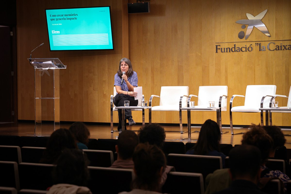 socialpuntcat's tweet photo. @DinderClub @fundacioared @ainaserrajulia @LasembraC @illorente @Utopiq_io "A la memòria és important posar-hi un volum d’informació que sigui assumible, que tingui un bon disseny i que transmeti proximitat i emocioni", @ainaserrajulia de @LasembraC. #SocialLab #FuturDigital https://t.co/QSq9K6uptO