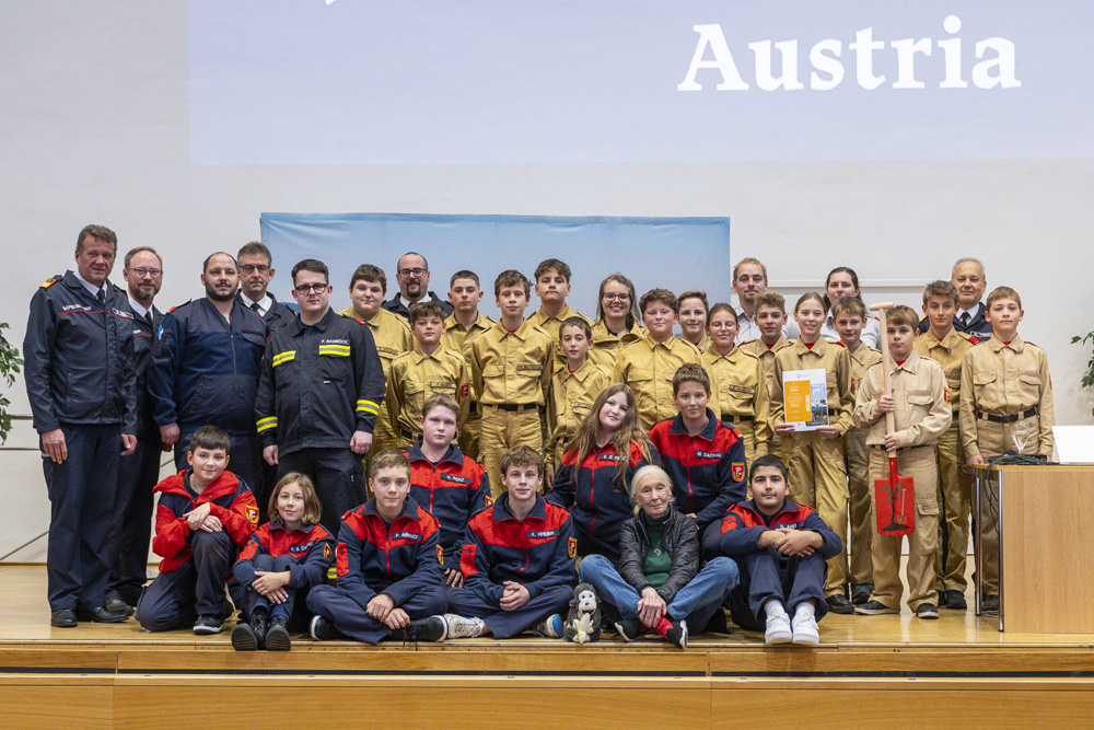 feuerwehrAT's tweet photo. Bei ihrem 🇦🇹-Besuch hat sich die weltbekannte Aktivistin Jane Goodall ihrem Herzensprojekt Roots &amp; Shoots gewidmet. Die Baumpflanzaktion der #Feuerwehr|jugend wurde dabei gemeinsam mit #BeeWild präsentiert und ausgezeichnet!
Fotos: wildbild/Herbert Rohrer
https://t.co/fVFygkUtnW https://t.co/Mafdrh3RcZ