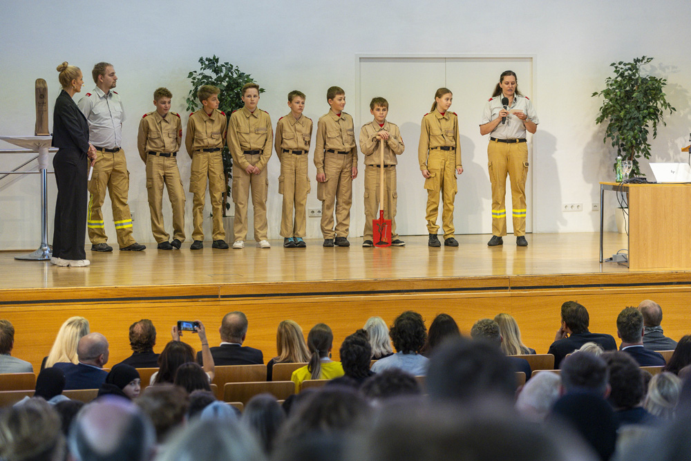 Bei ihrem 🇦🇹-Besuch hat sich die weltbekannte Aktivistin Jane Goodall ihrem Herzensprojekt Roots &amp; Shoots gewidmet. Die Baumpflanzaktion der #Feuerwehr|jugend wurde dabei gemeinsam mit #BeeWild präsentiert und ausgezeichnet!
Fotos: wildbild/Herbert Rohrer
bundesfeuerwehrverband.at/2024/10/25/feu…