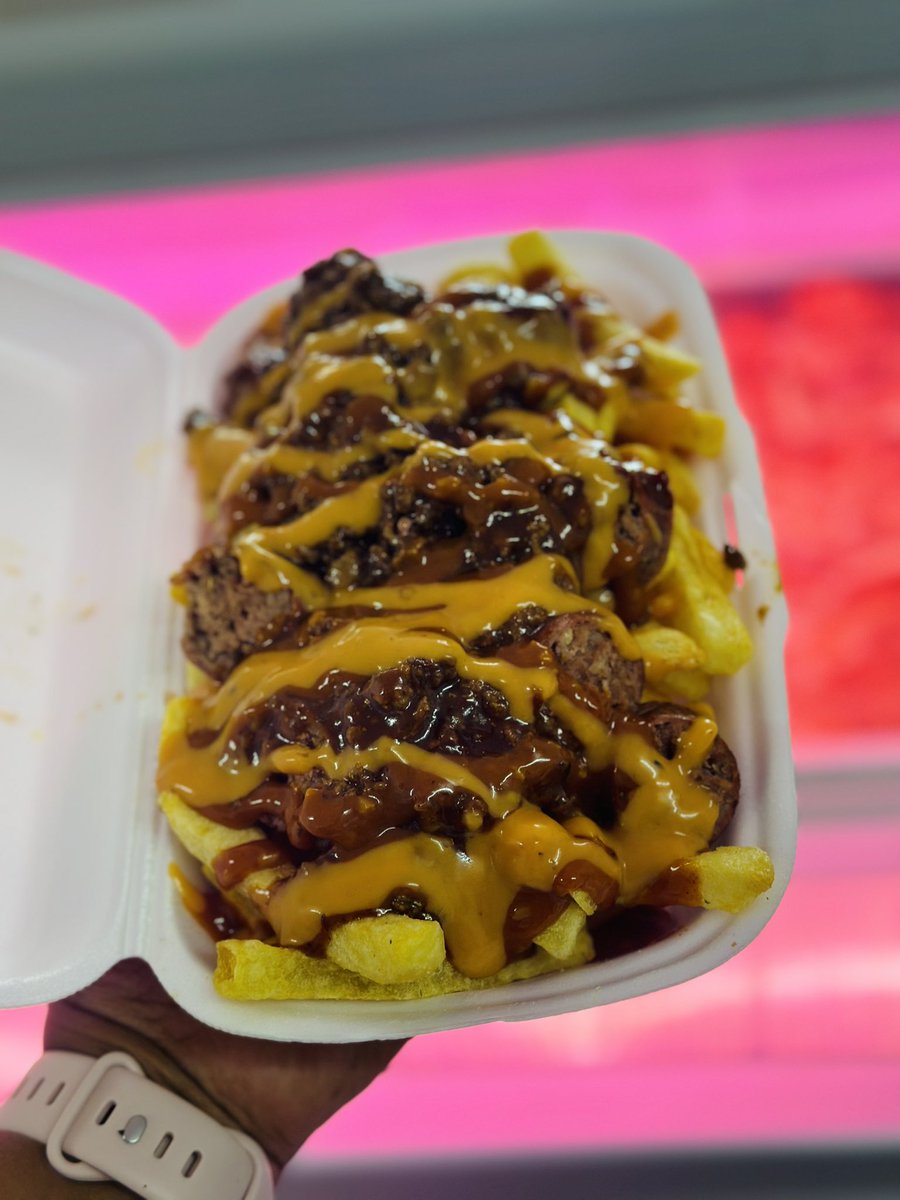 ithabelz's tweet photo. #Lstwitter  fries, loaded with grilled mince and braai’d RT wors 🤤 ! https://t.co/J9fazO9CSn