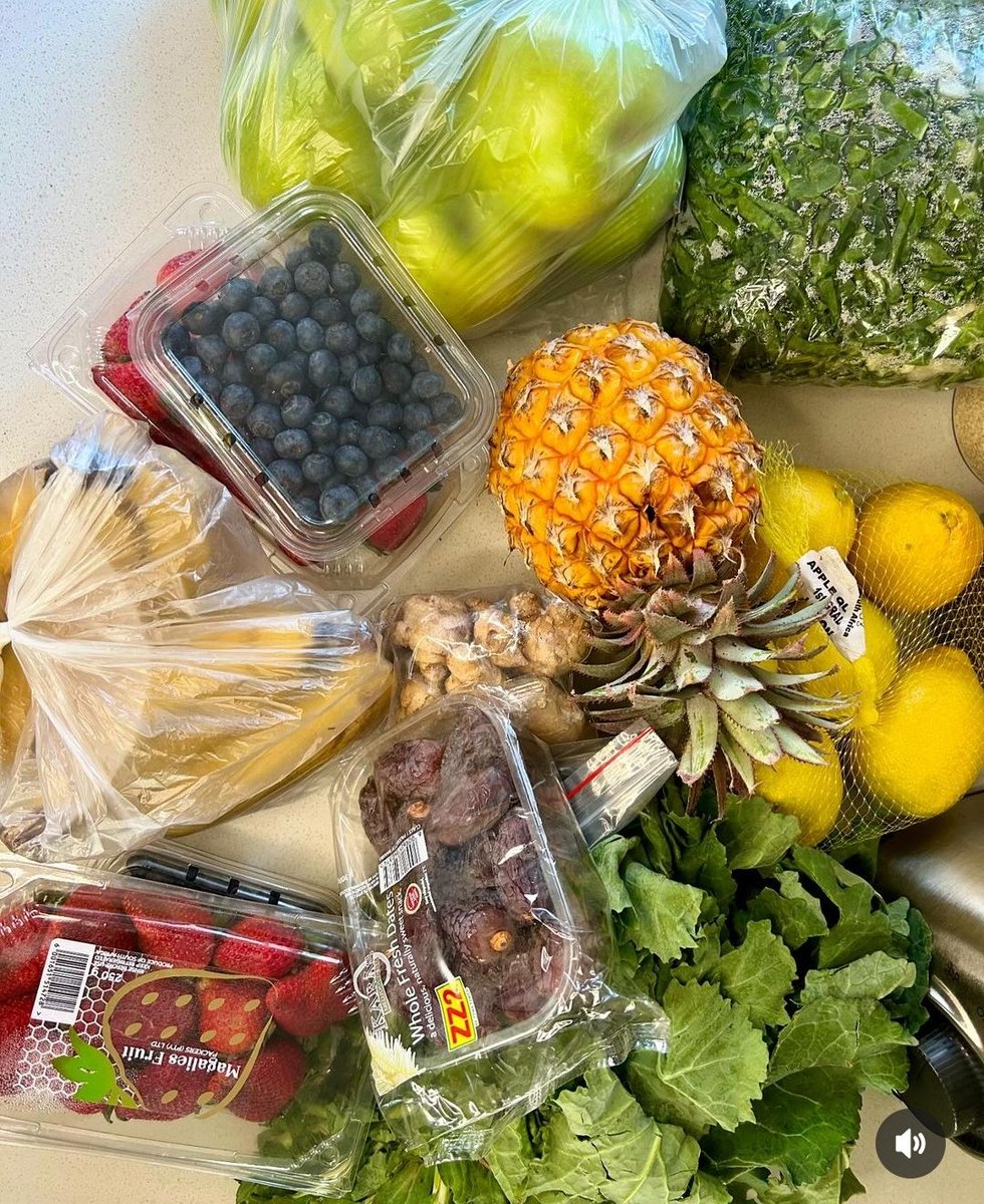 Now_Glowing's tweet photo. Glow from the inside with clean eating  vibrant fruits &amp; veggies! 🥦🍓 Antioxidant-rich foods like spinach, berries, and citrus promote detoxification, boost collagen, and hydrate skin. Pairing these natural powerhouses enhances absorption and nourishes skin deeply.

#CleanEating https://t.co/JlIOSB7i7M