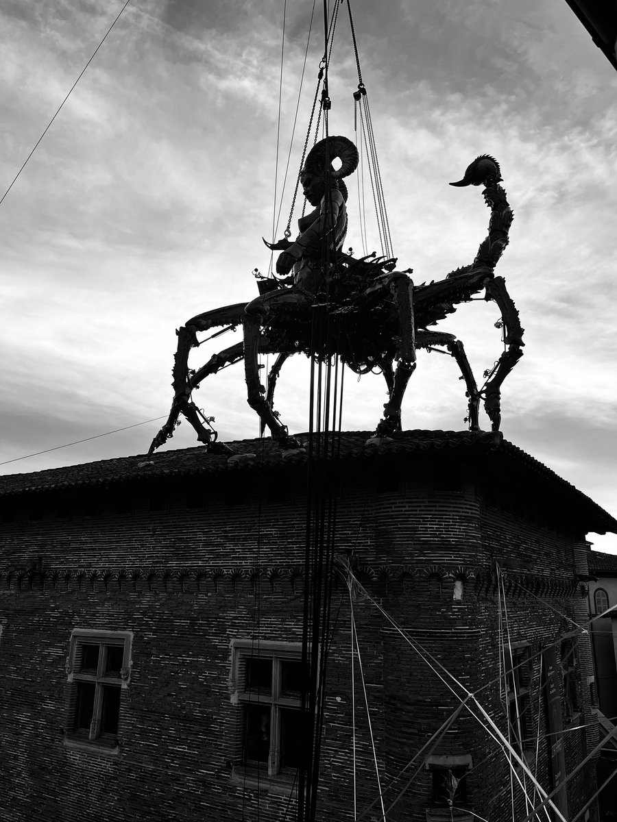 Wonderfull Lilith on top of Saint Raymond Museum <a href="/MSR_Tlse/">Musée Saint-Raymond</a>… can’t wait to discover her awake tonight 🌙 🔥 in Toulouse 🤩

By <a href="/lamachinefr/">Compagnie La Machine</a> 
<a href="/lonelyplanetfr/">Lonely Planet France</a>